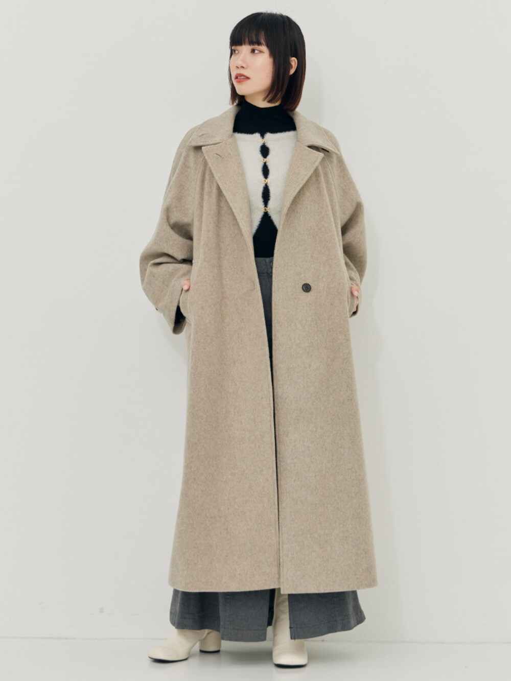 ベージュ系のその他アウターを着用したレディースの秋コーディネートの3枚目の写真