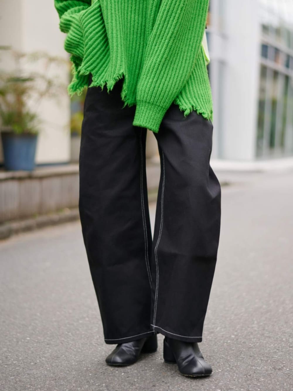 ブラック系のデニムパンツを着用したレディースの冬コーディネートの4枚目の写真