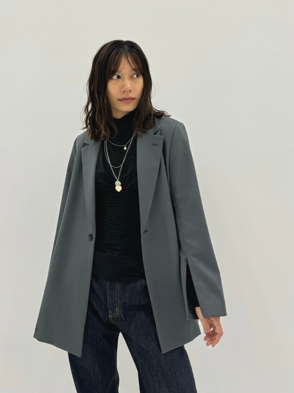 ブルー系のデニムパンツを着用したレディースの秋コーディネートの4枚目の写真