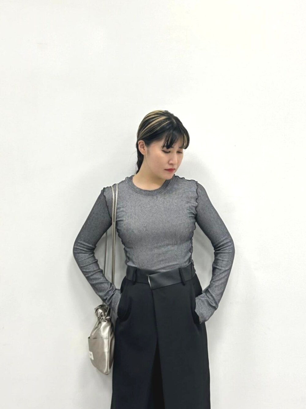 ブラック系のスラックス、グレー系のTシャツ/カットソー、シルバー系のショルダーバッグを着用したレディースの秋コーディネートの3枚目の写真