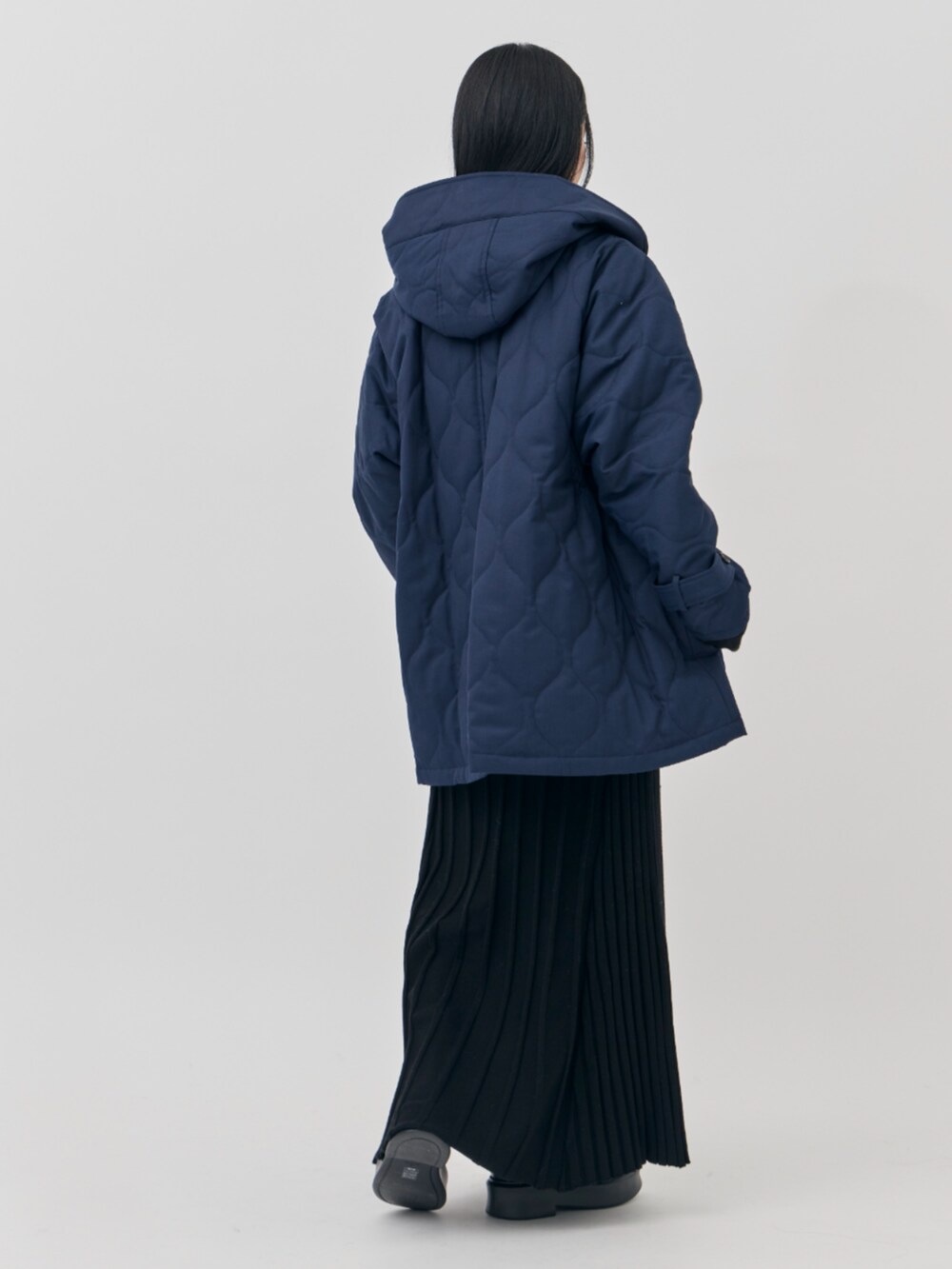 ブルー系のブルゾンを着用したレディースの秋コーディネートの4枚目の写真