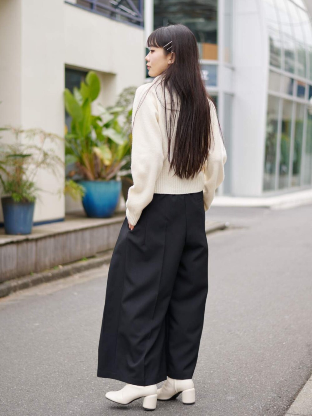 ホワイト系のニット/セーター、ブラック系のその他パンツを着用したレディースの冬コーディネートの3枚目の写真