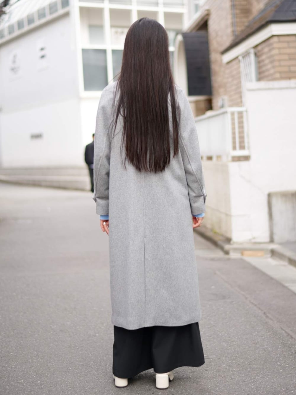 グレー系のその他アウターを着用したレディースの冬コーディネートの3枚目の写真