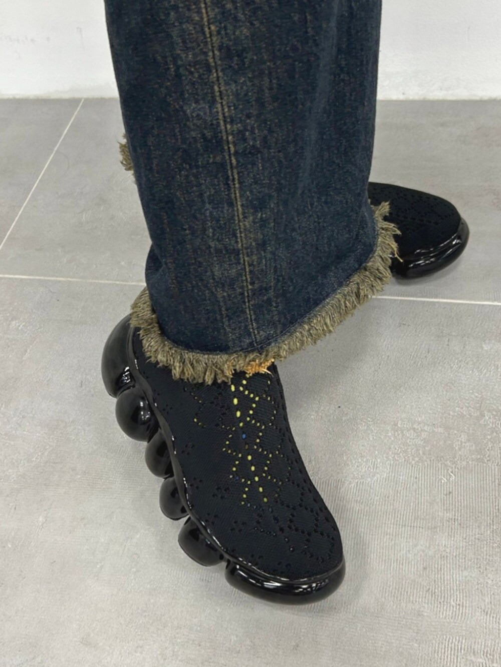 ベージュ系のTシャツ/カットソー、ブラック系のブーツを着用したレディースの夏コーディネートの4枚目の写真