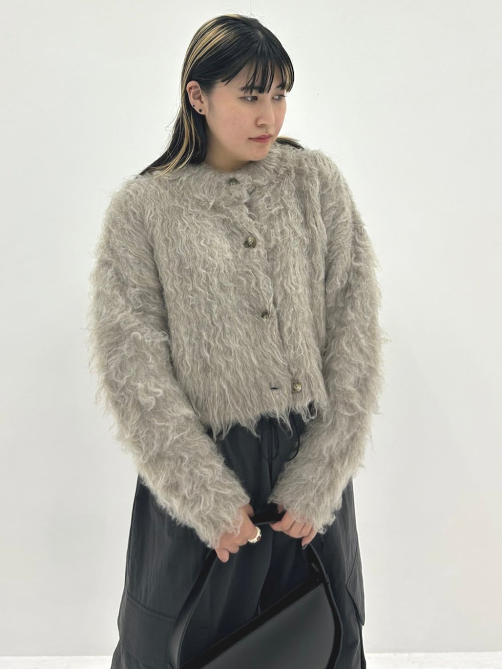 ベージュ系のカーディガン/ボレロ、グレー系のカーゴパンツを着用したレディースの秋コーディネートの3枚目の写真