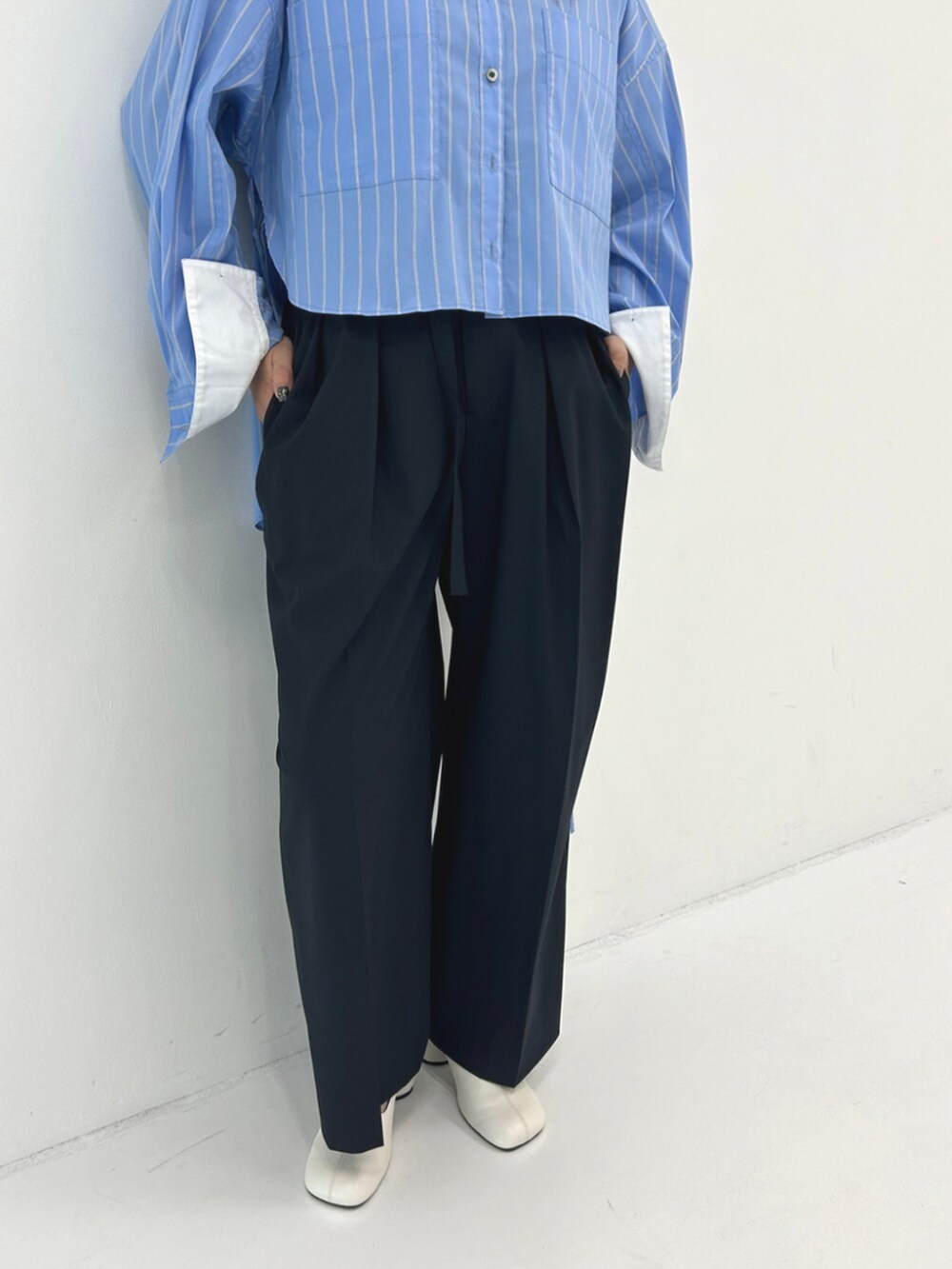 ブルー系のシャツ/ブラウス、ブルー系のその他パンツを着用したレディースの秋コーディネートの5枚目の写真