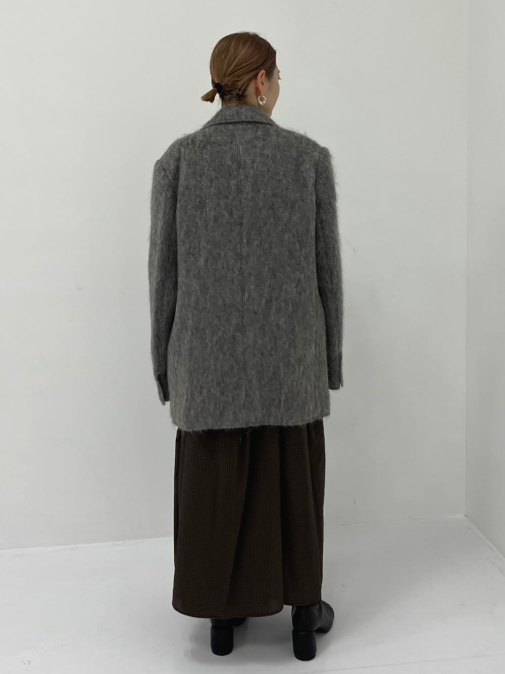 グレー系のその他アウター、ブラウン系のワンピースを着用したレディースの秋コーディネートの3枚目の写真