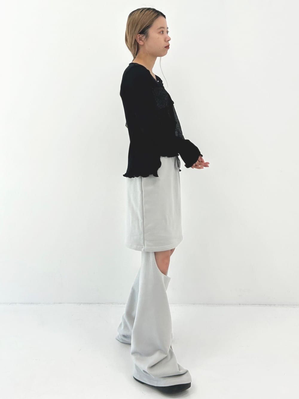 ブラック系のスリッポン、ブラック系のカーディガン/ボレロ、グレー系のスウェットパンツを着用したレディースの秋コーディネートの2枚目の写真