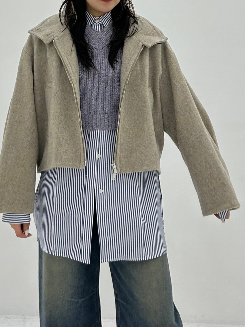 ブルー系のデニムパンツを着用したレディースの秋コーディネートの3枚目の写真