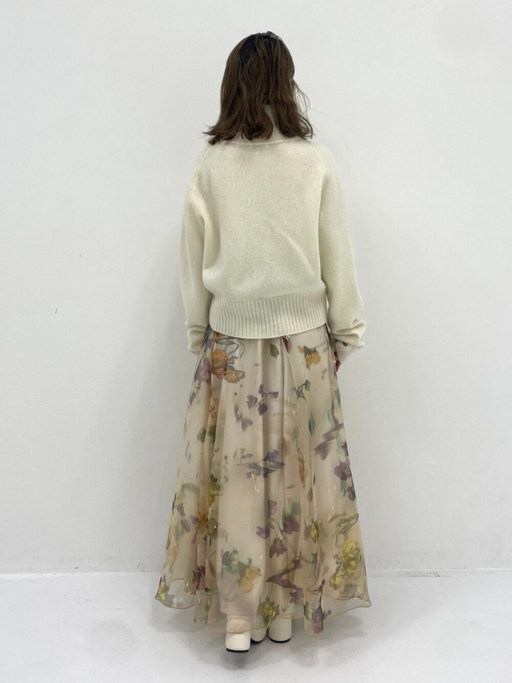 ホワイト系のニット/セーターを着用したレディースの秋コーディネートの3枚目の写真