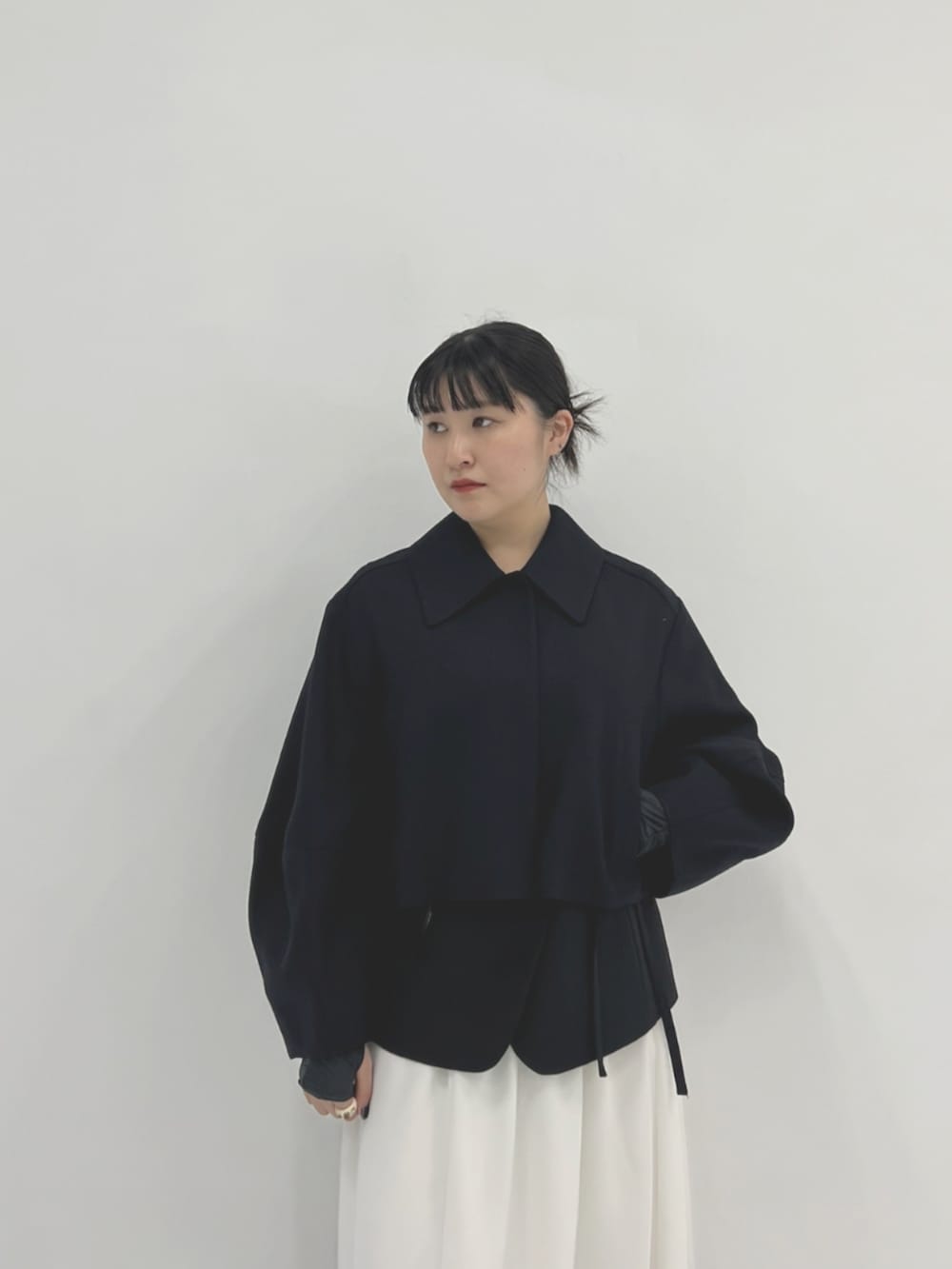 ブルー系のその他アウター、その他のスカートを着用したレディースの春コーディネートの3枚目の写真