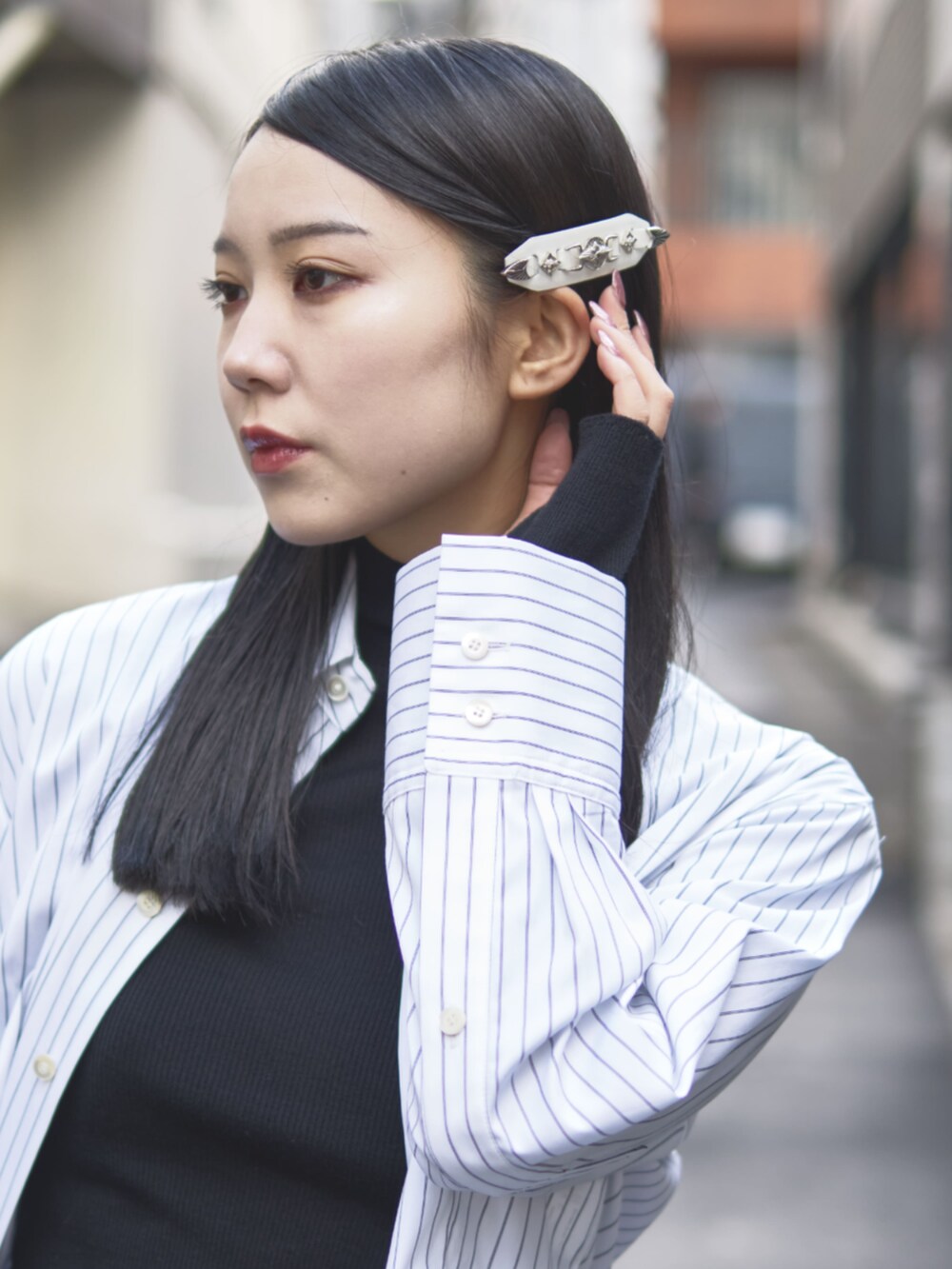 ブラック系のデニムパンツ、ホワイト系のバレッタ/ヘアクリップを着用したレディースの冬コーディネートの3枚目の写真