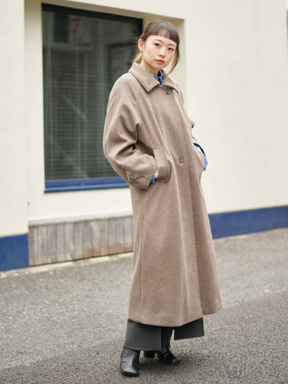 ブラウン系のその他アウターを着用したレディースの冬コーディネートの4枚目の写真