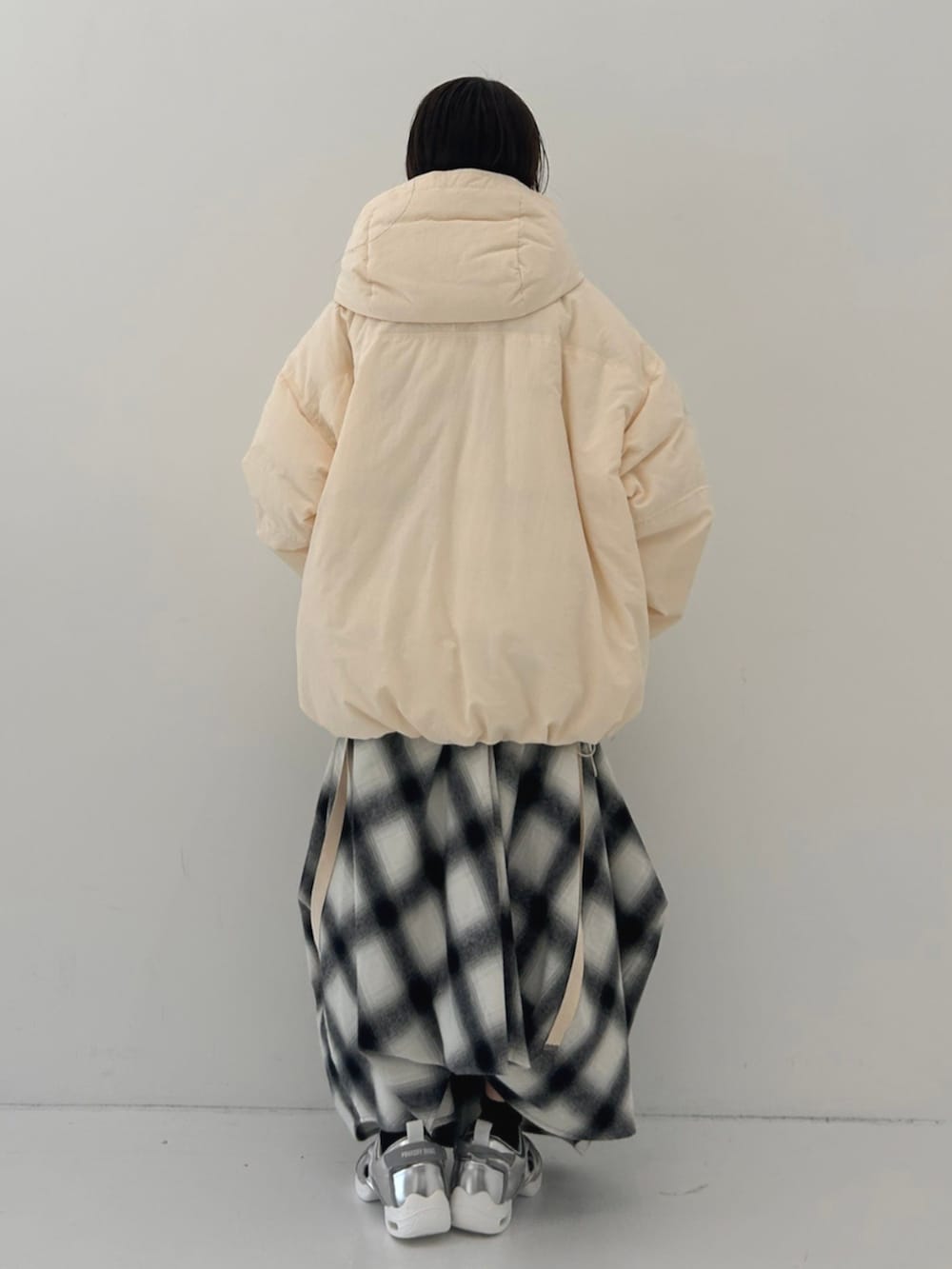 ホワイト系のダウンジャケット/コート、ホワイト系のワンピースを着用したレディースの秋コーディネートの3枚目の写真