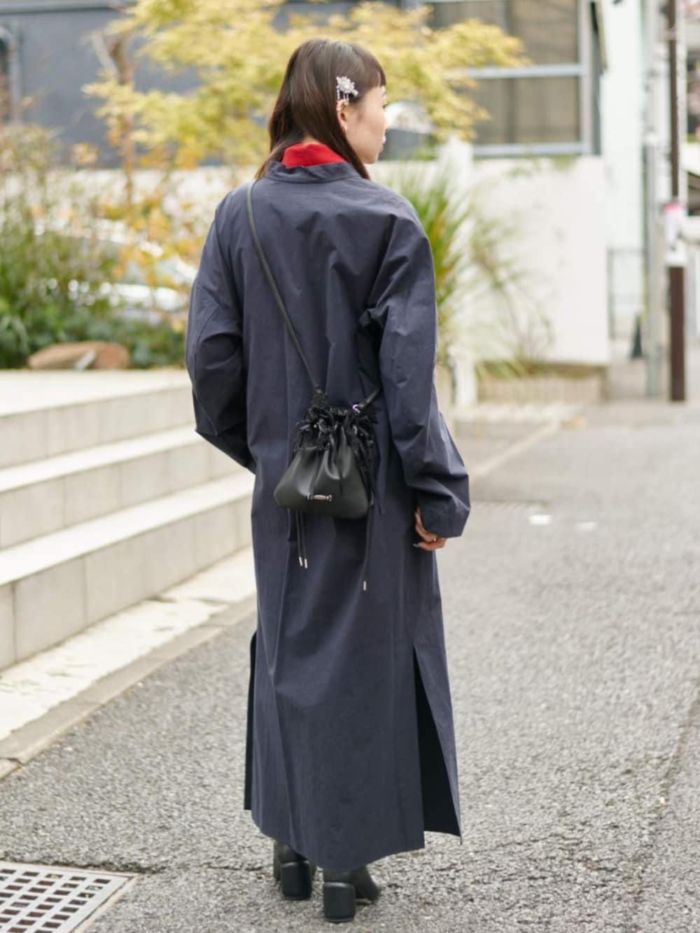 ブラック系のショルダーバッグを着用したレディースの冬コーディネートの2枚目の写真