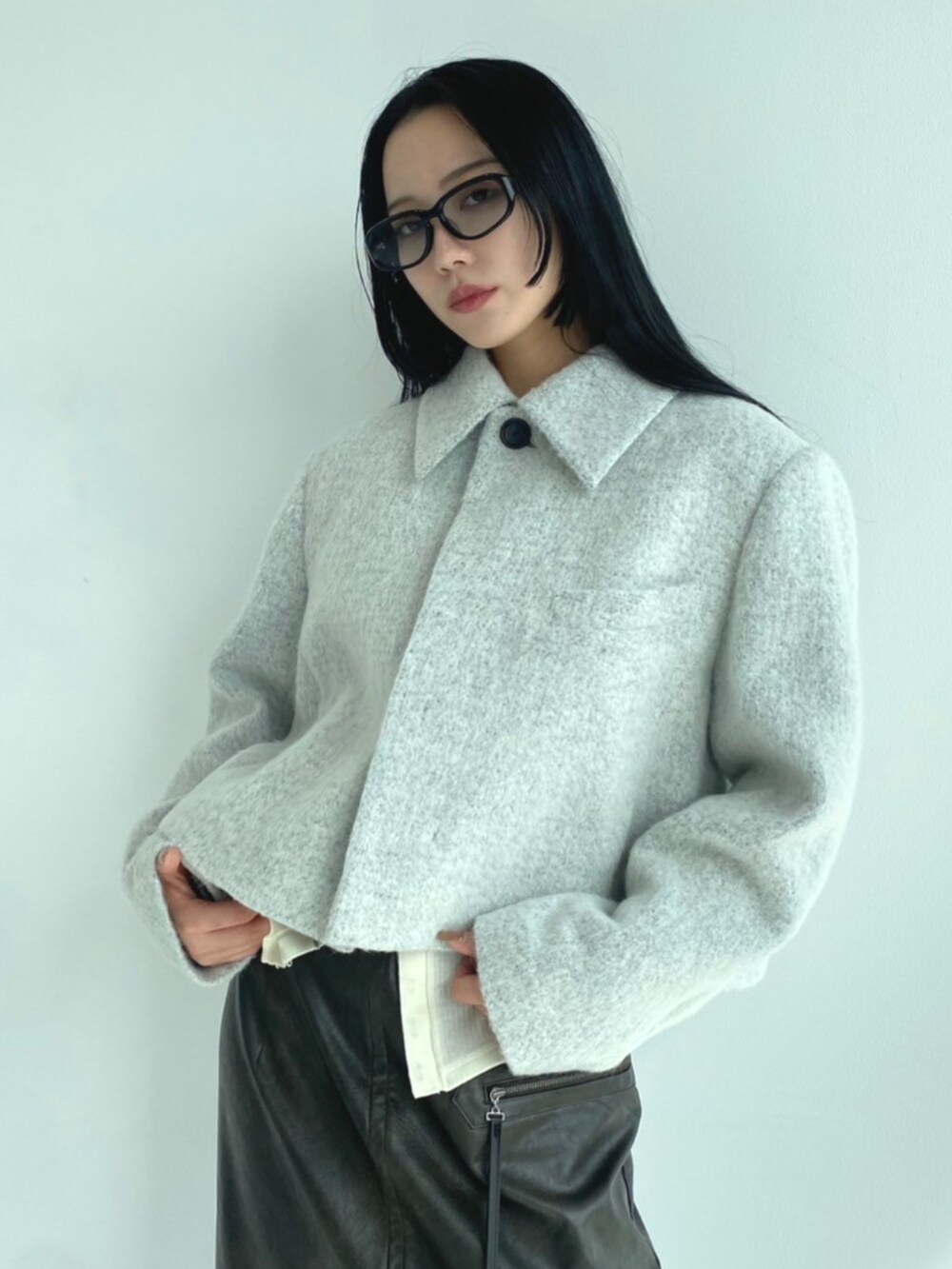 グレー系のスカート、グレー系のその他アウターを着用したレディースの秋コーディネートの4枚目の写真