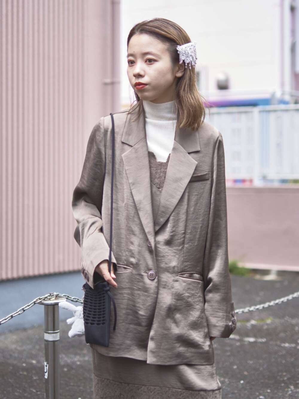 グレー系のドレス、ホワイト系のバレッタ/ヘアクリップを着用したレディースの冬コーディネートの4枚目の写真