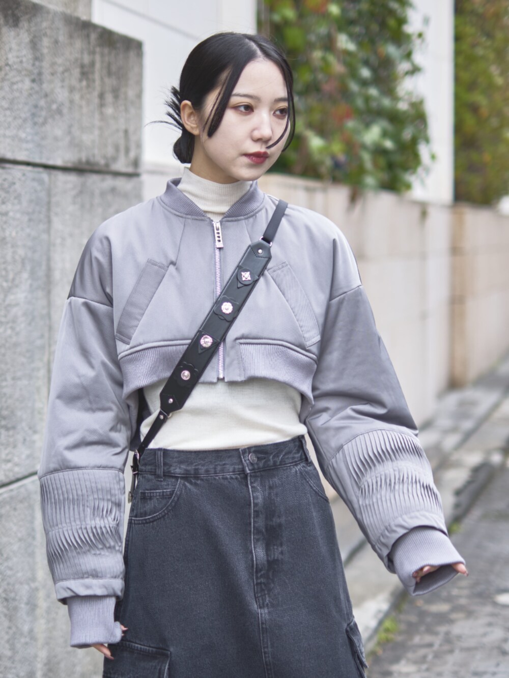 ブラック系のデニムスカート、ブラック系のスマホグッズを着用したレディースの冬コーディネートの3枚目の写真