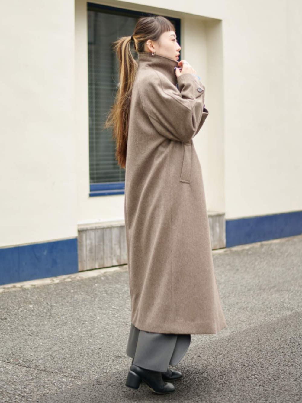 ブラウン系のその他アウターを着用したレディースの冬コーディネートの5枚目の写真