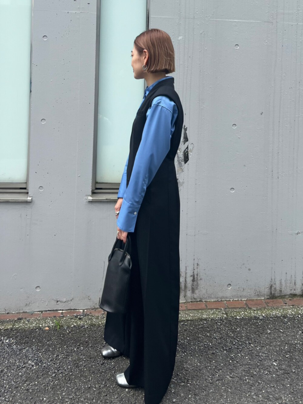 ブルー系のシャツ/ブラウス、ブラック系のつなぎ/オールインワンを着用したレディースの秋コーディネートの2枚目の写真