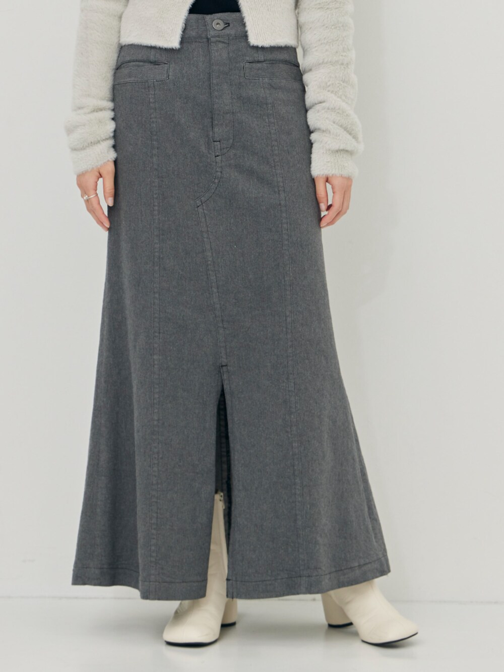 グレー系のカーディガン/ボレロ、ブラック系のニット/セーター、グレー系のスカートを着用したレディースの秋コーディネートの5枚目の写真