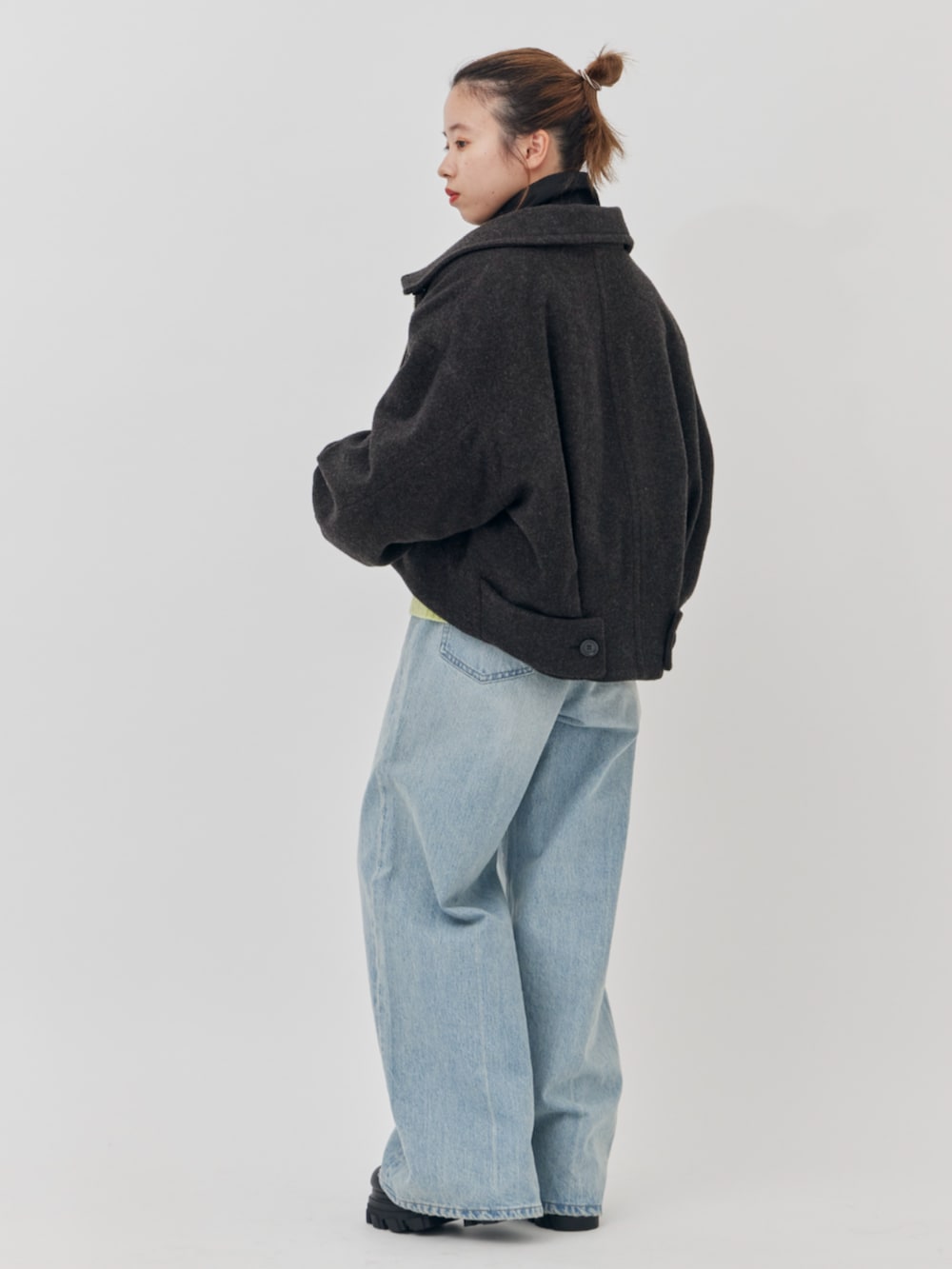 ブラック系のブルゾン、グレー系のブルゾンを着用したレディースの秋コーディネートの4枚目の写真