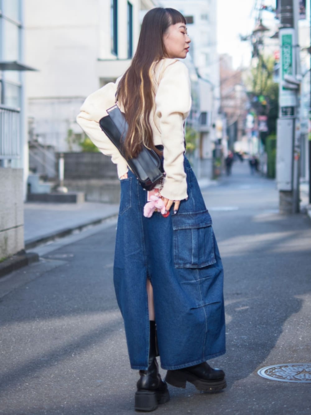 ブルー系のデニムスカート、シルバー系のチャームを着用したレディースの冬コーディネートの3枚目の写真