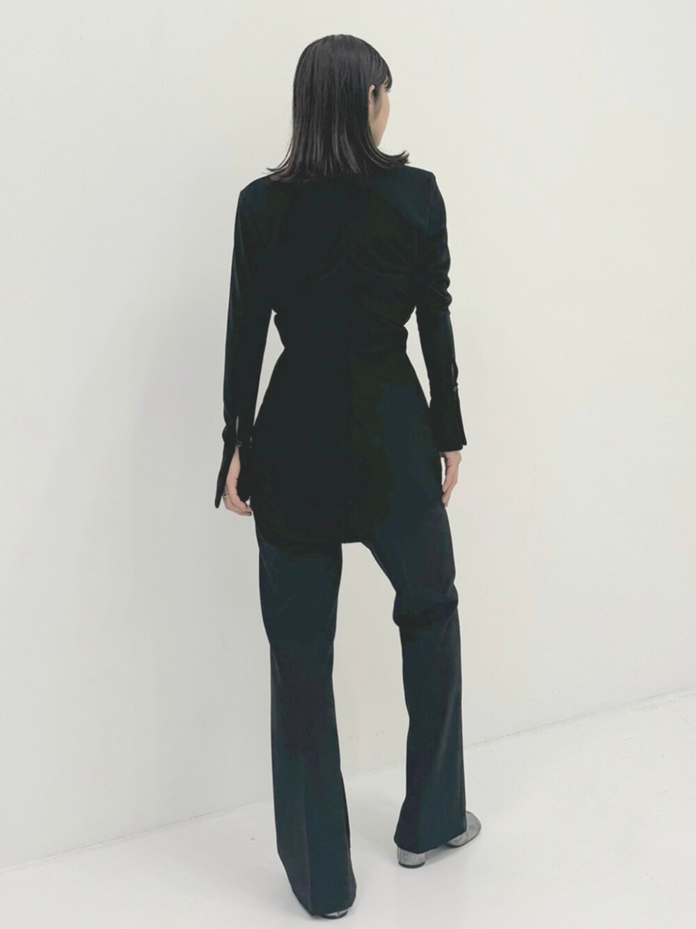 ブラック系のスラックス、ブラック系のシャツ/ブラウスを着用したレディースの夏コーディネートの2枚目の写真