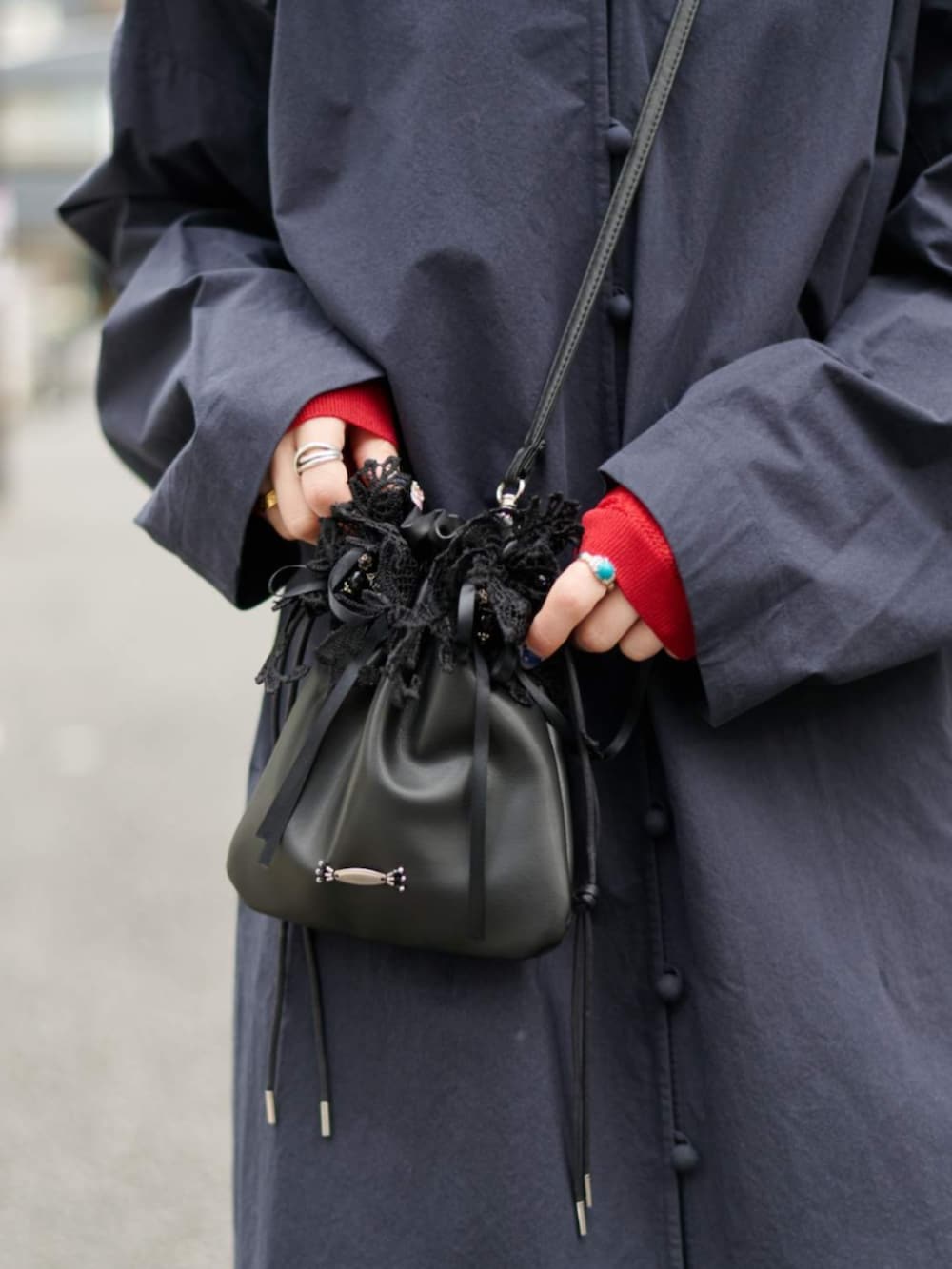 ブラック系のショルダーバッグを着用したレディースの冬コーディネートの3枚目の写真