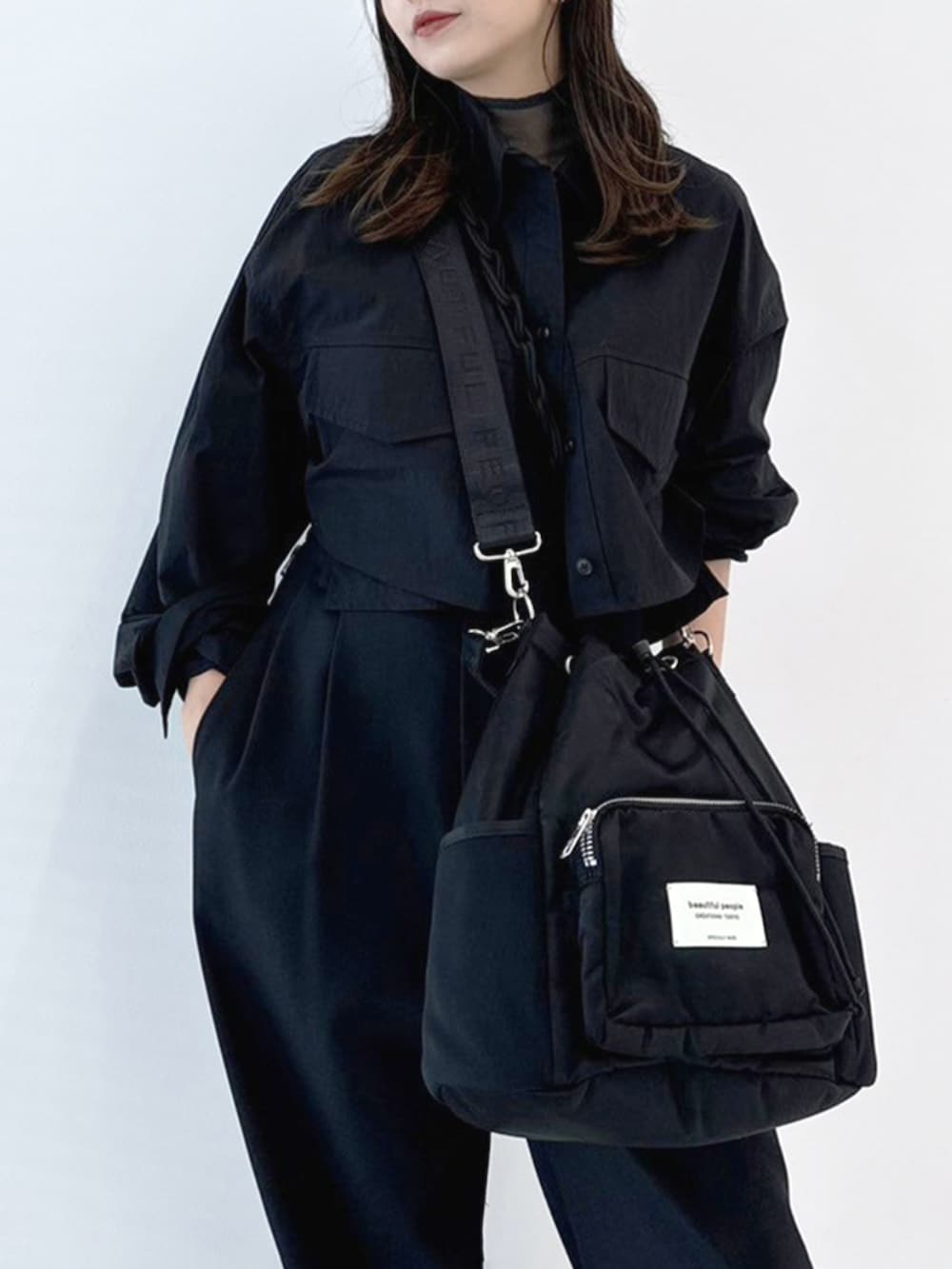 ブラック系のハンドバッグを着用したレディースの冬コーディネートの3枚目の写真