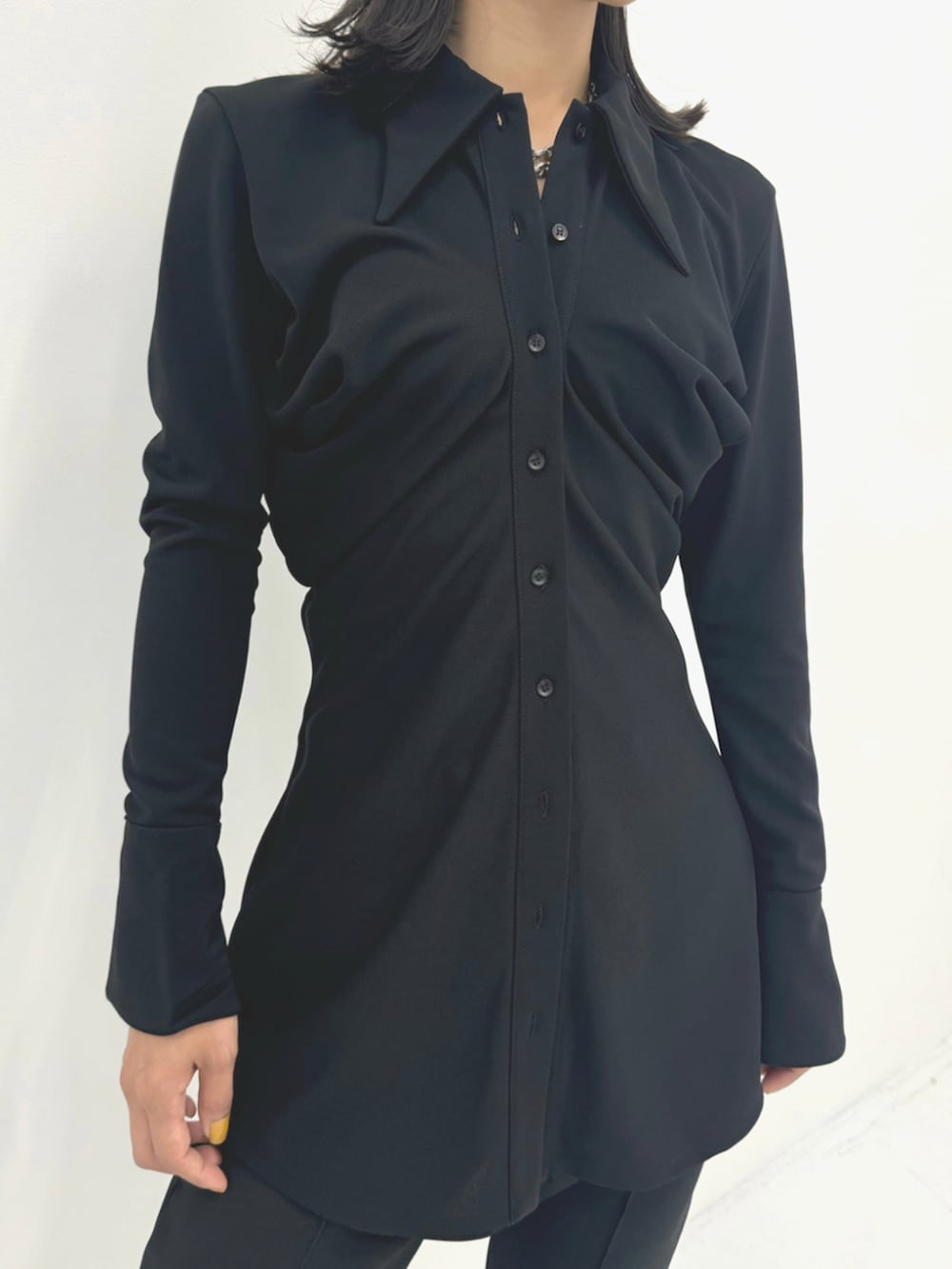 ブラック系のスラックス、ブラック系のシャツ/ブラウスを着用したレディースの夏コーディネートの3枚目の写真