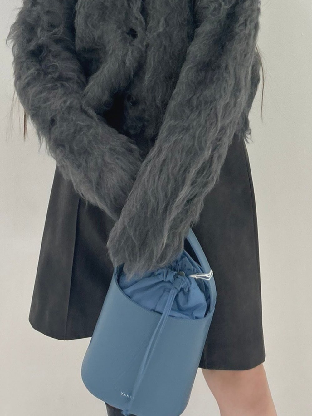 ブラック系のブーツ、ブラウン系のその他パンツ、グレー系のカーディガン/ボレロを着用したレディースの秋コーディネートの5枚目の写真