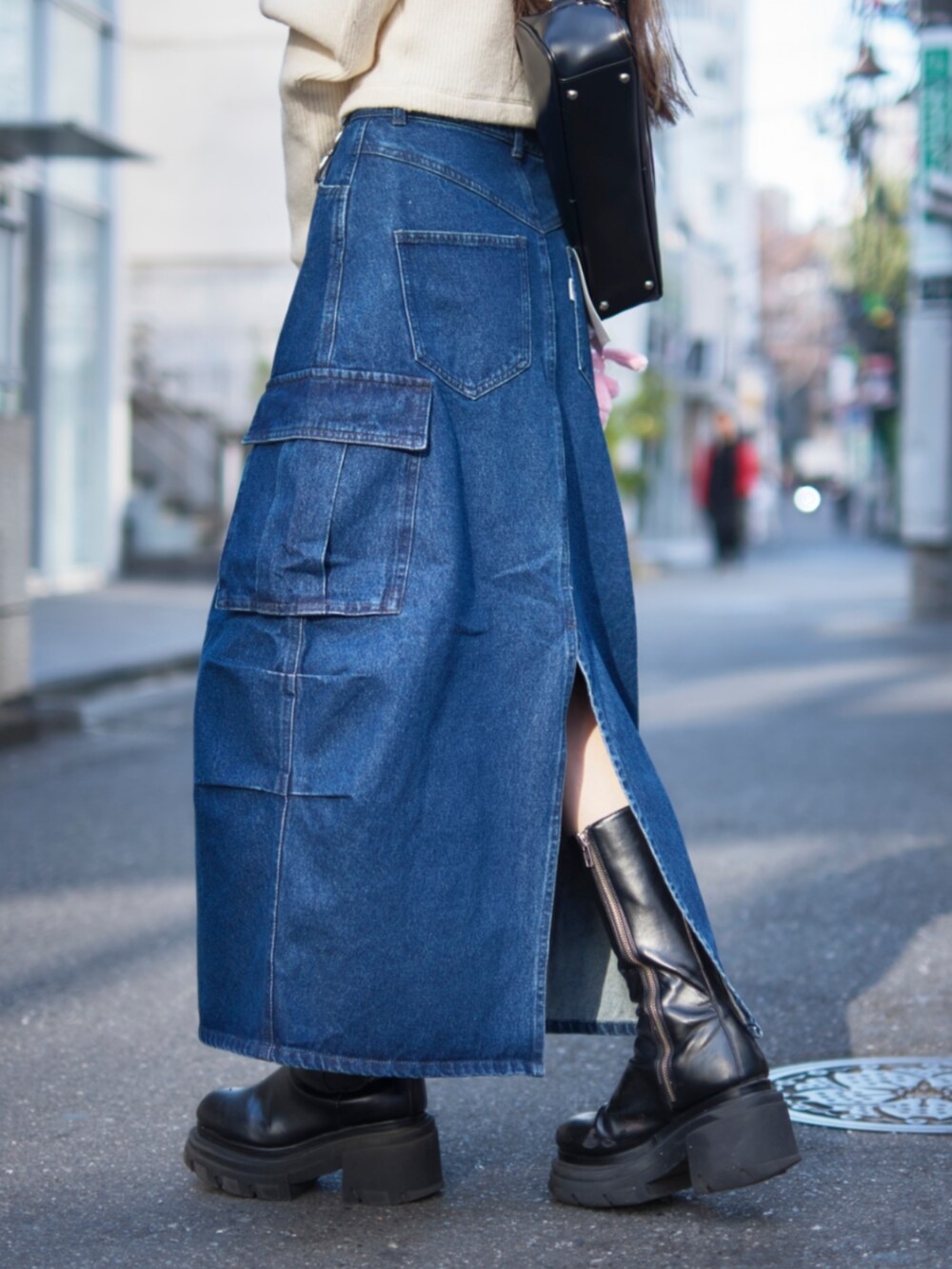 ブルー系のデニムスカート、シルバー系のチャームを着用したレディースの冬コーディネートの6枚目の写真