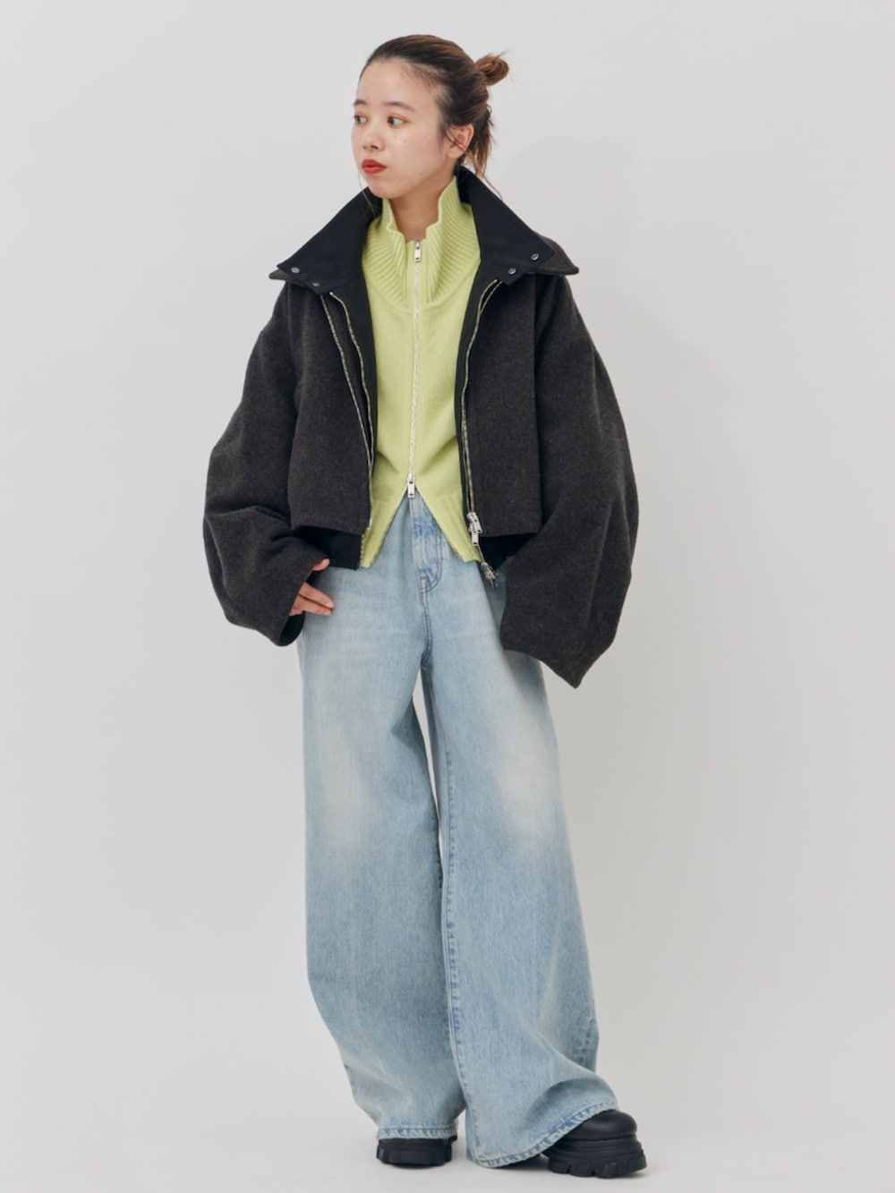 ブラック系のブルゾン、グレー系のブルゾンを着用したレディースの秋コーディネートの2枚目の写真