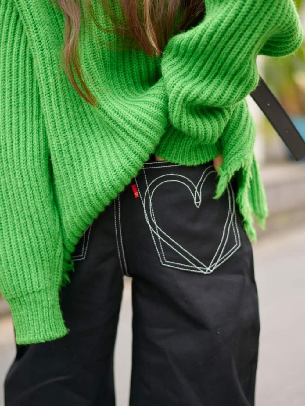 ブラック系のデニムパンツを着用したレディースの冬コーディネートの5枚目の写真