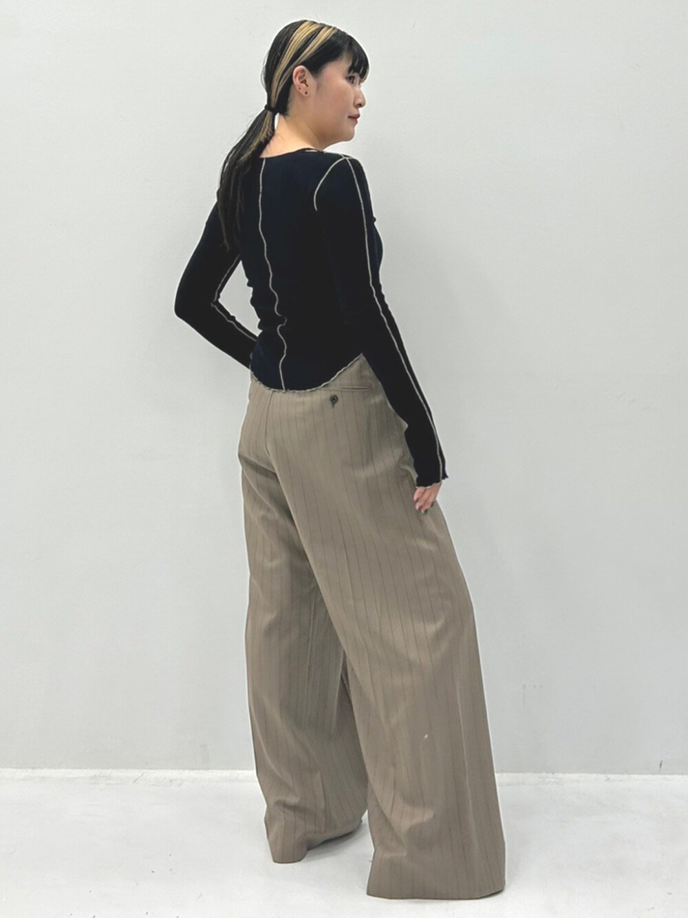 ブラック系のカーディガン/ボレロを着用したレディースの秋コーディネートの2枚目の写真