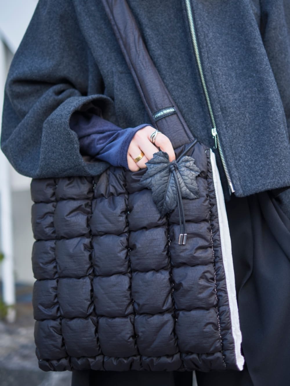 ブラック系のその他パンツ、グレー系のブルゾン、ブラック系のショルダーバッグを着用したレディースの冬コーディネートの5枚目の写真