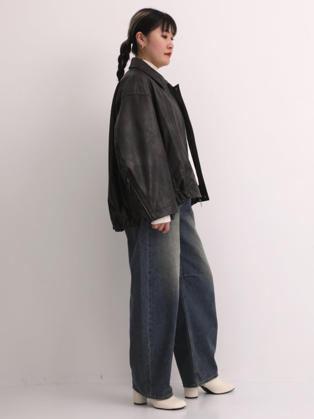 ブラウン系のブルゾンを着用したレディースの秋コーディネートの2枚目の写真