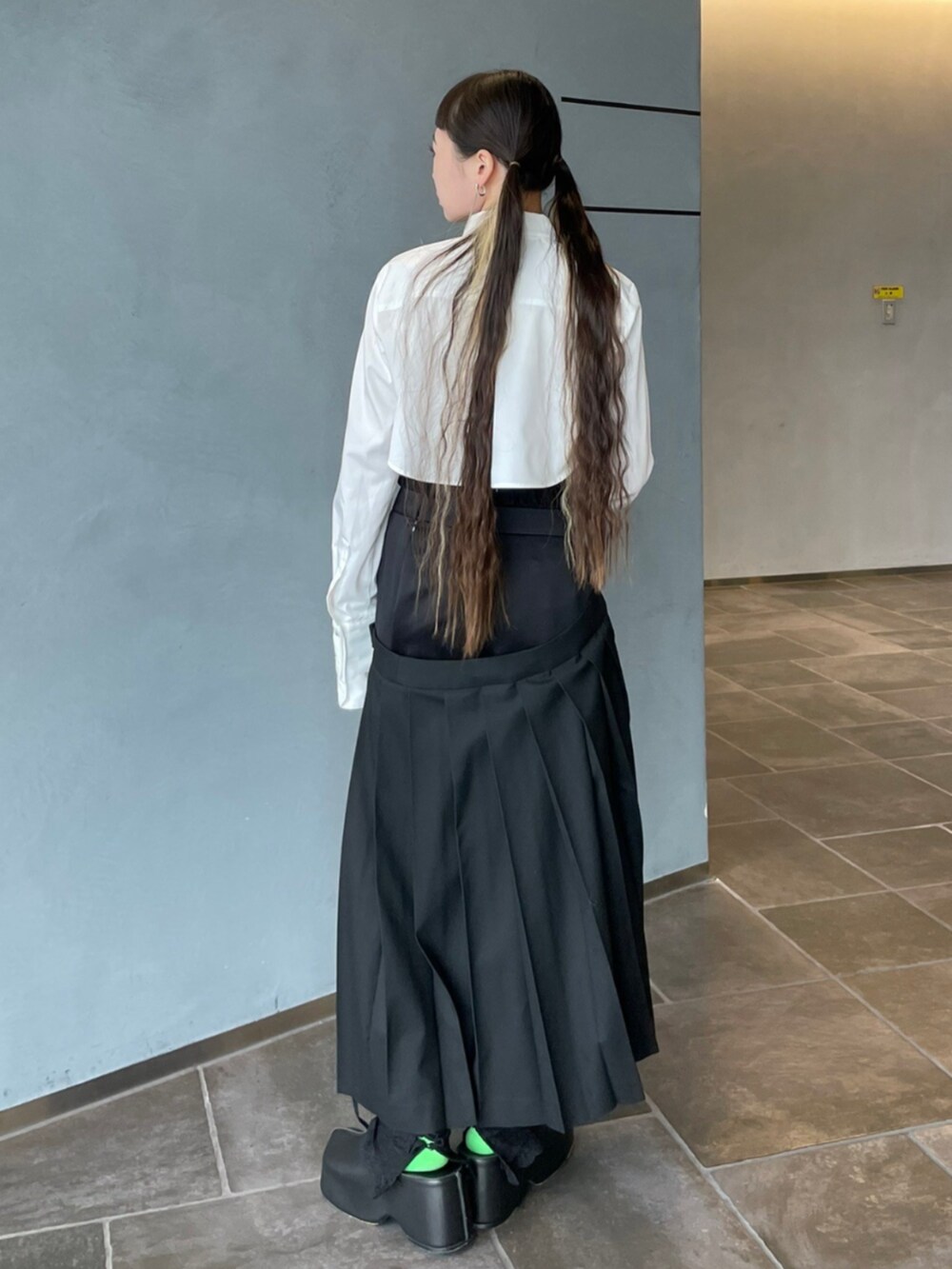 ホワイト系のシャツ/ブラウス、ブラック系のスカートを着用したレディースの秋コーディネートの3枚目の写真
