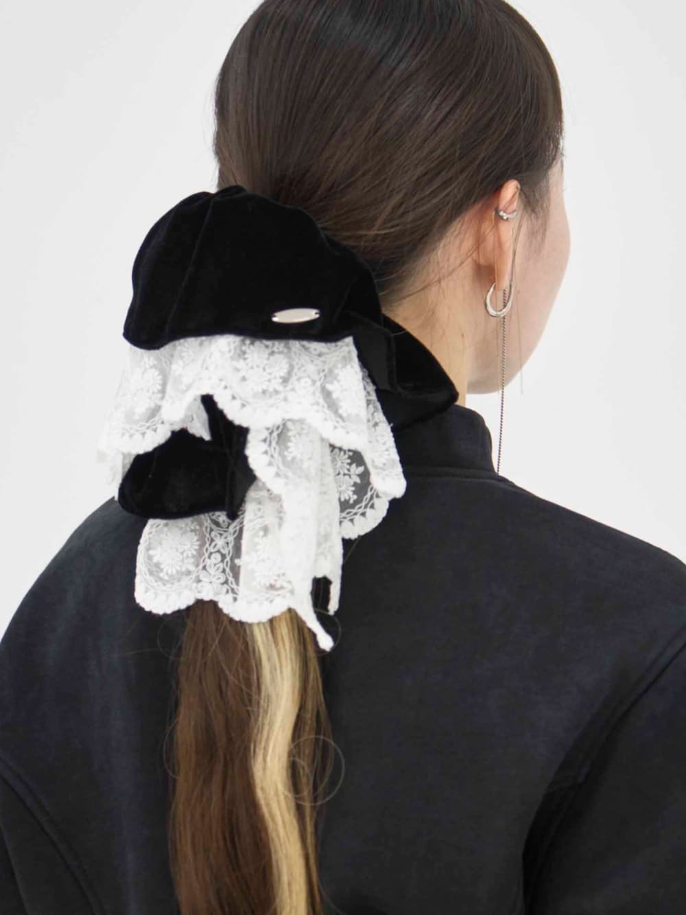 ホワイト系のシュシュを着用したレディースの冬コーディネートの5枚目の写真