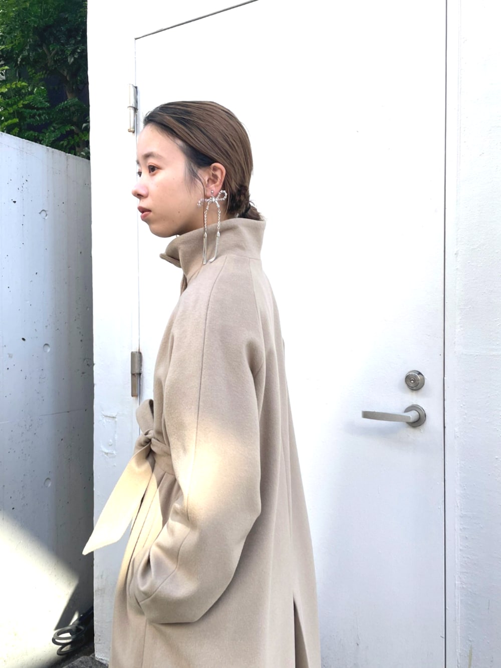 ブラック系のショルダーバッグ、ベージュ系のその他アウターを着用したレディースの秋コーディネートの4枚目の写真