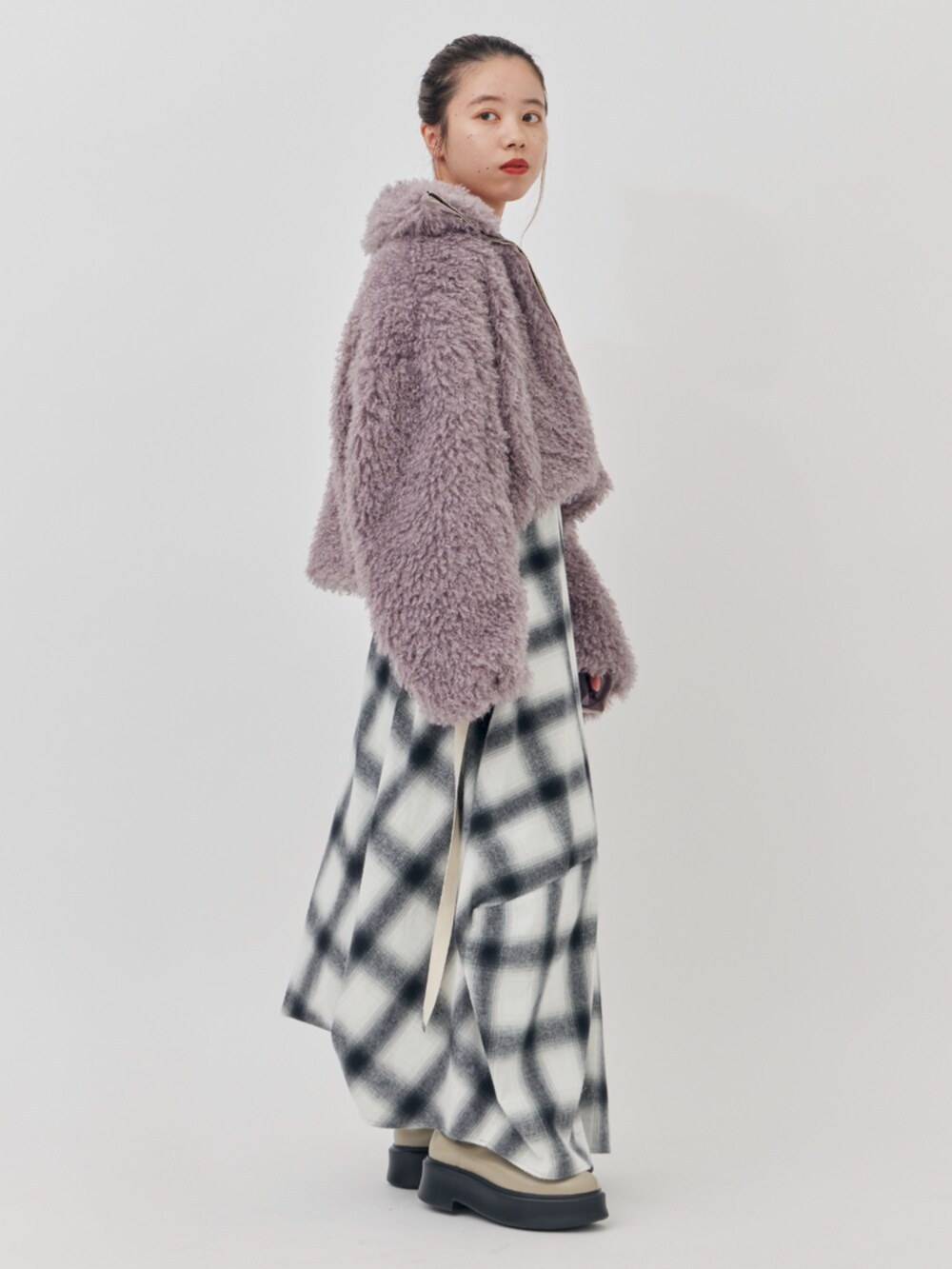 ホワイト系のワンピース、パープル系のブルゾンを着用したレディースの秋コーディネートの5枚目の写真