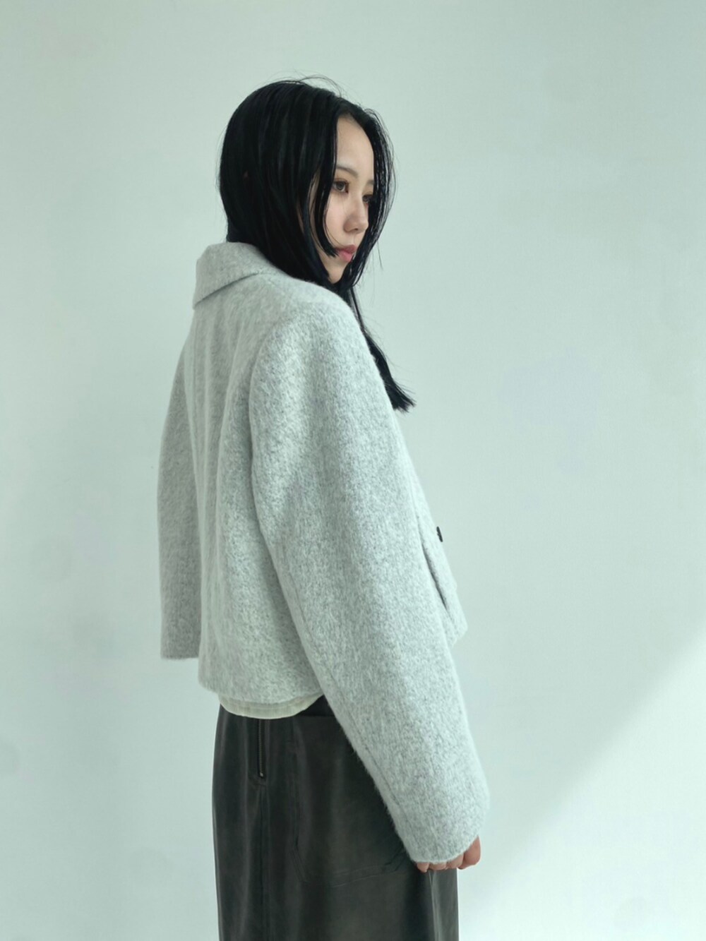 グレー系のスカート、グレー系のその他アウターを着用したレディースの秋コーディネートの5枚目の写真