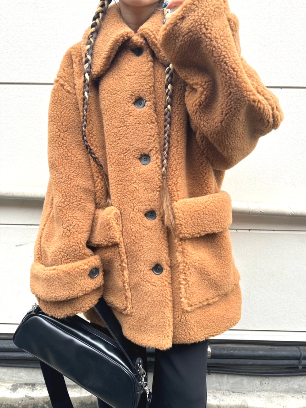 ベージュ系のその他アウター、ブラック系のショルダーバッグを着用したレディースの秋コーディネートの3枚目の写真