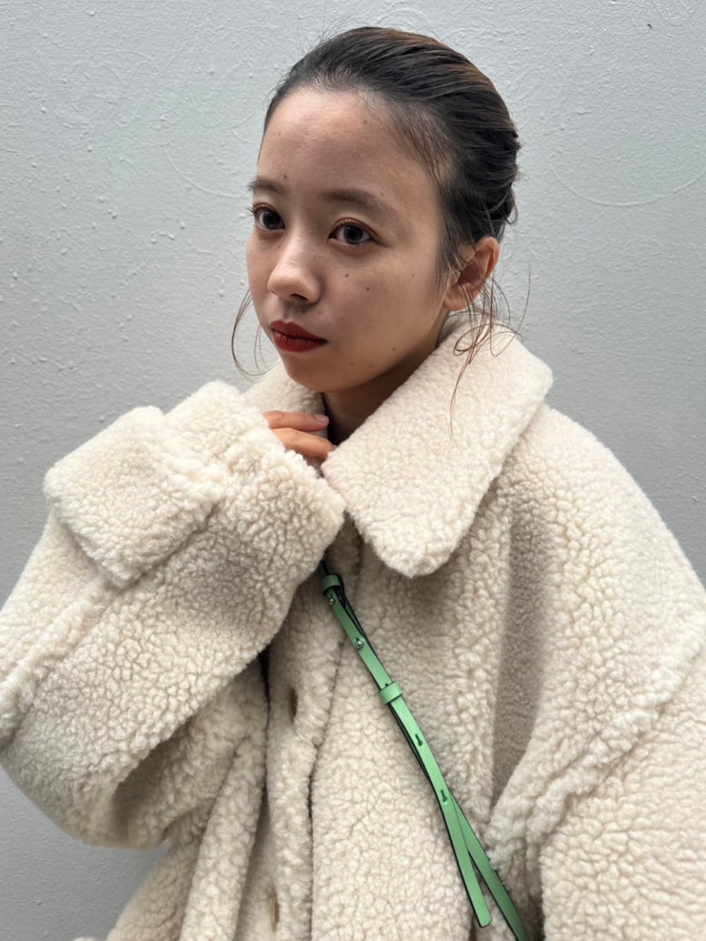 ベージュ系のその他アウターを着用したレディースの秋コーディネートの3枚目の写真