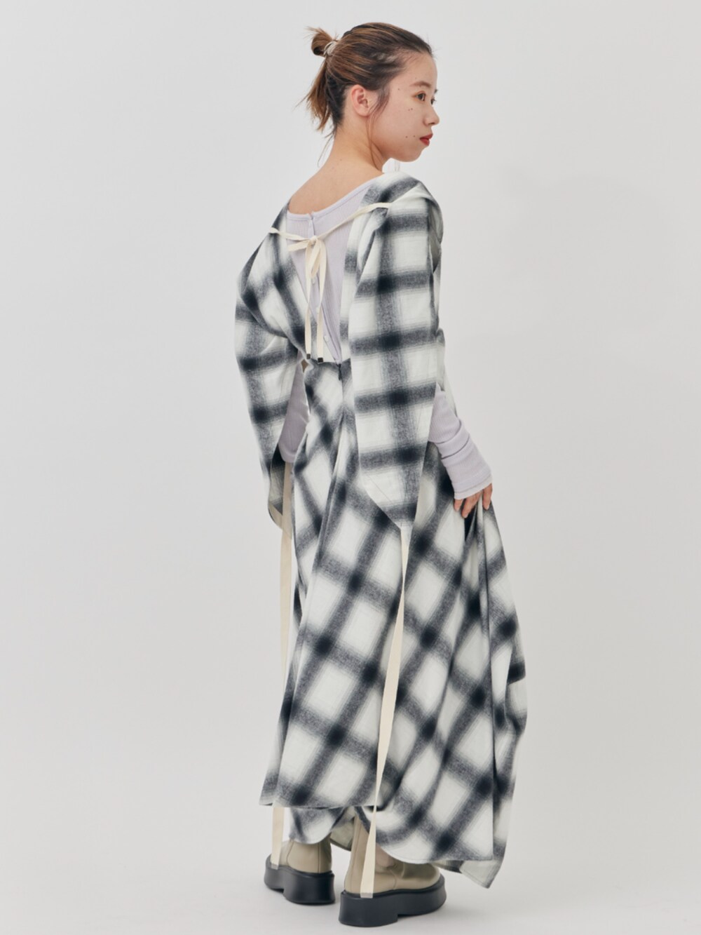 パープル系のTシャツ/カットソー、ホワイト系のワンピースを着用したレディースの秋コーディネートの4枚目の写真