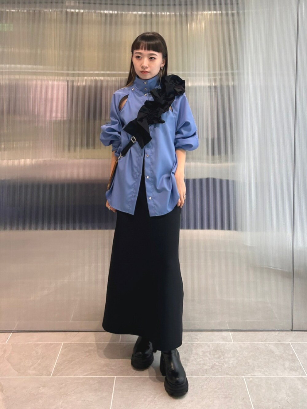 ブラック系のブーツ、ブルー系のシャツ/ブラウス、ブラック系のスカートを着用したレディースの秋コーディネートの2枚目の写真