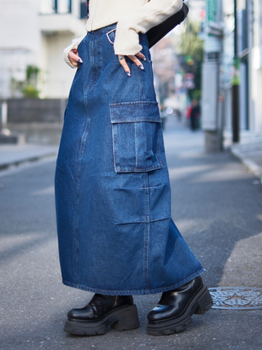 ブルー系のデニムスカート、シルバー系のチャームを着用したレディースの冬コーディネートの5枚目の写真