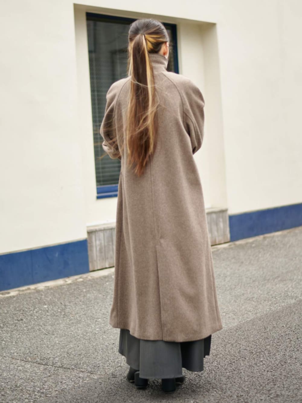 ブラウン系のその他アウターを着用したレディースの冬コーディネートの6枚目の写真