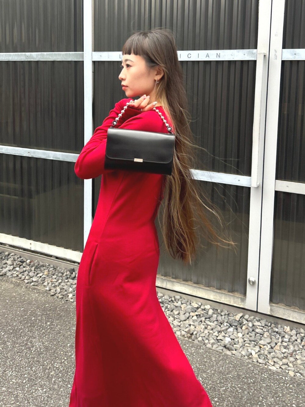 ブラック系のブーツ、レッド系のワンピースを着用したレディースの秋コーディネートの2枚目の写真